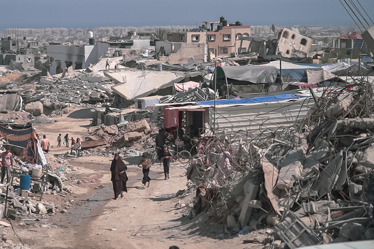 People work to stay alive amidst the rubble and bombings in Gaza. Image: J.Badwan 2025.